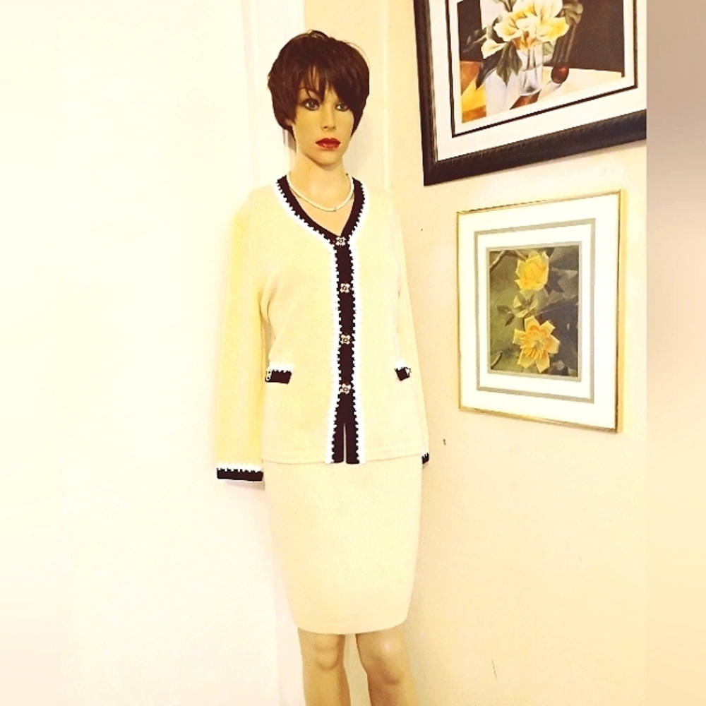 SOLD! ST JOHN WOOL RAYON SANTANA KNIT TRIM YELLOW WHITE BLACK LOGOS SKIRT SUIT